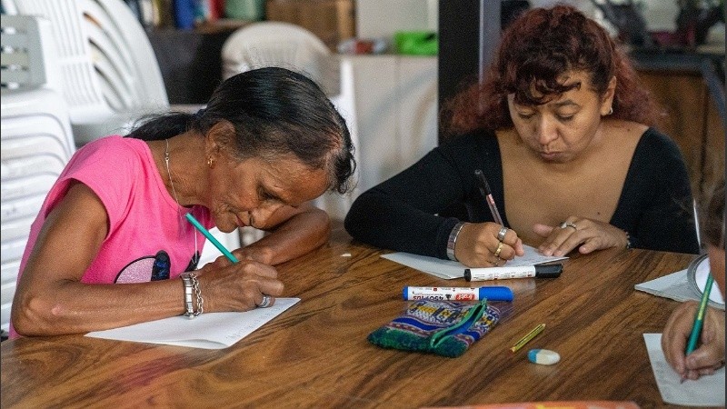 Mónica (izq.) y María (centro) son las primeras alumnas del taller en Obeja Negra.