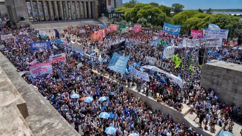Una multitud se congregó en el Monumento a la Bandera para reclamar contra las políticas del gobierno de Milei