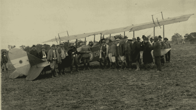 Foto del avión y los asesinos que sacó del etnólogo alemán Roberto Lehmann-Nitsche.