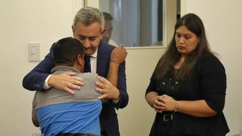 Javkin invitó y luego saludó a familiares de víctimas de la violencia en Rosario
