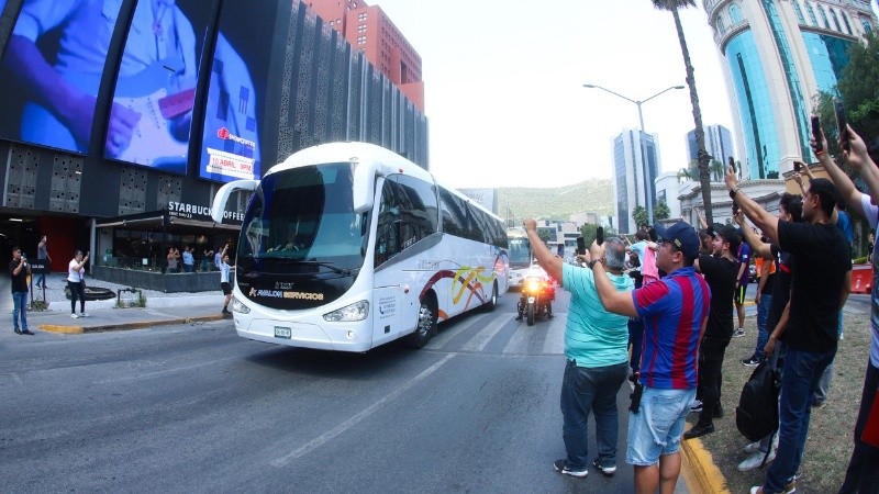 Mexicanos ovacionan a Messi a su llegada a Monterrey.