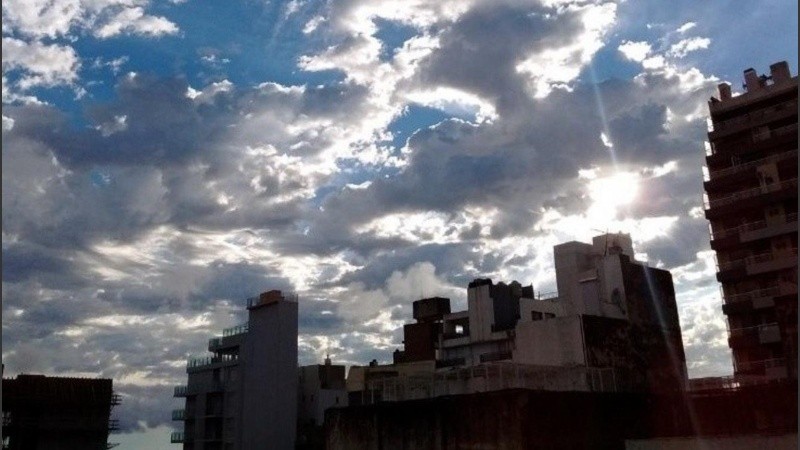 Un jueves con cielo algo nublado en Rosario.