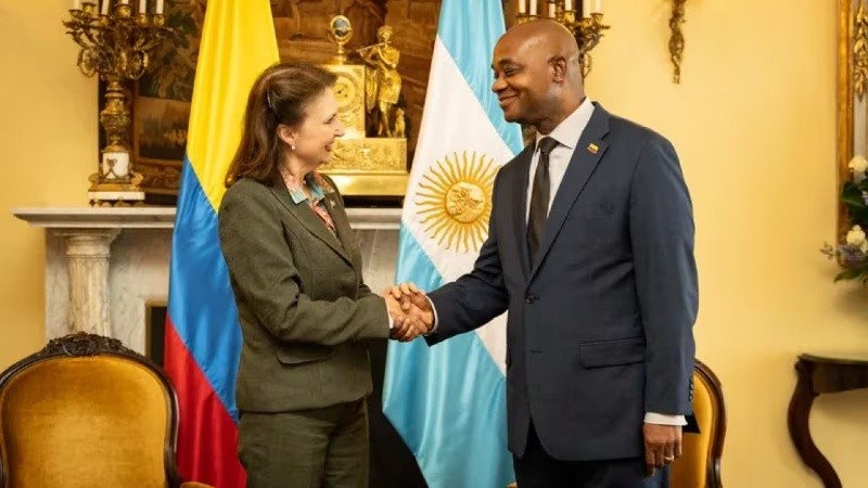 Tras el encuentro, quedó confirmado el regreso a Buenos Aires del Embajador de Colombia en la República Argentina, Camilo Romero.
