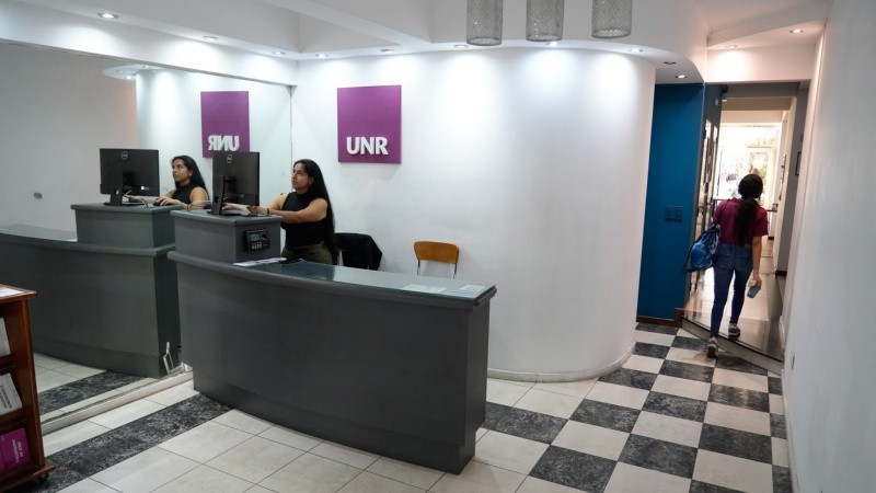 La primera Residencia Universitaria en Rosario de la UNR está ubicada en Santa Fe 1470, en pleno centro de la ciudad, y fue inaugurada en marzo del 2022 para albergar a 150 estudiantes..