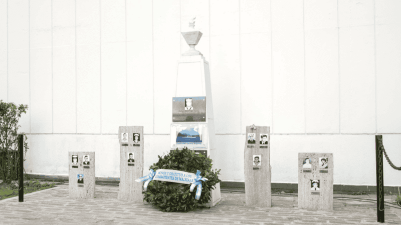 En 2022 se inauguró un monolito por Felipe Gallo y en 2023 se amplió a un memorial de 13 fallecidos en la guerra.