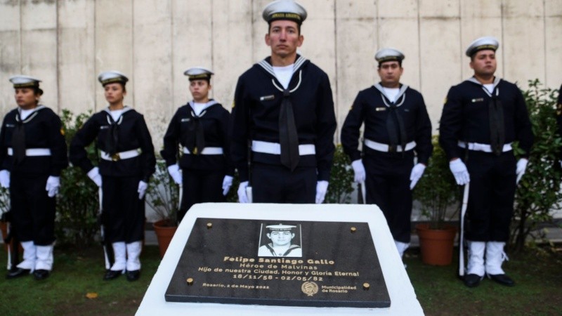 El homenaje a Felipe Gallo en el cementerio El Salvador, con la guardia de honor.