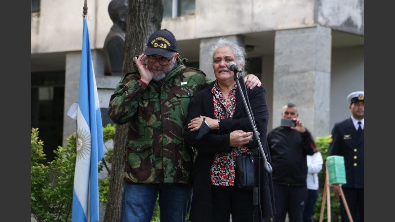 La emoción de Fernando Vitale, el veterano que participó de los dos rescates del marino rosarino, y Norma Gallo.