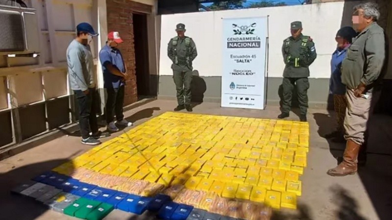 Los ladrillos de cocaína incautados en el operativo.