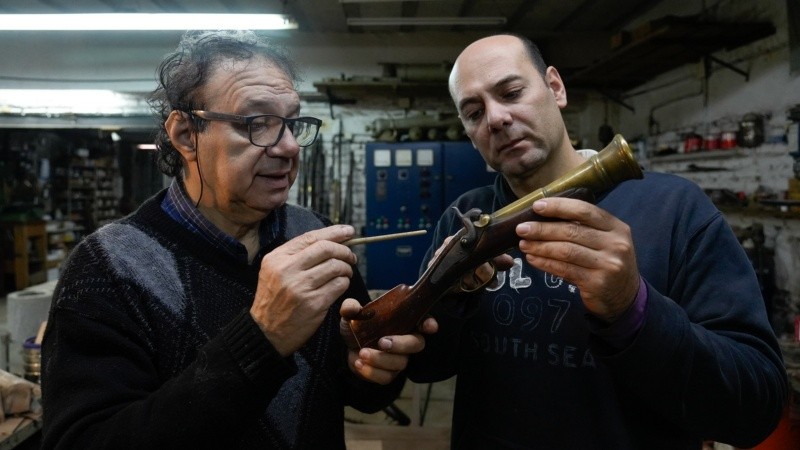 Osvaldo y Martín Gatto, padre e hijo, en su fábrica de armas antiguas de zona sur.