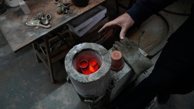 La fundición del acero y bronce se hace por inducción electromagnética en el mismo taller.