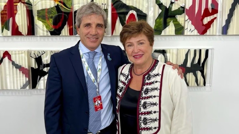 El ministro de Economía Luis Caputo junto a la directora gerente del Fondo Monetario Internacional (FMI), Kristalina Georgieva.