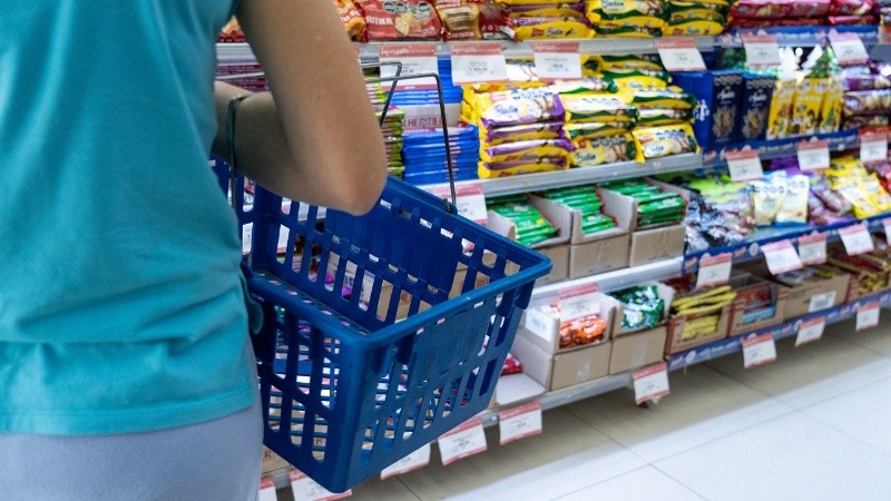 El índice de ventas en supermercados mostró una caída interanual de 17,6% en abril.
