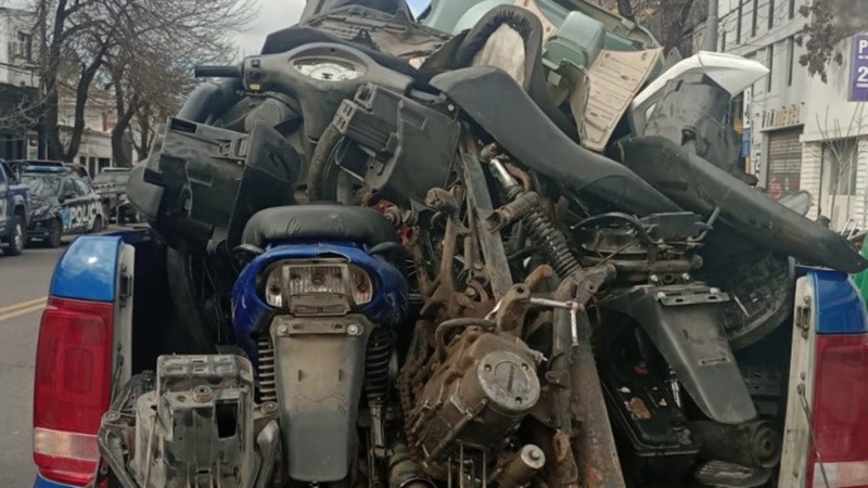 La Policía se retiró con varias motopartes secuestradas.