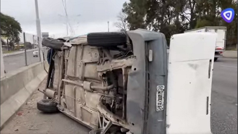 El coche terminó dado vuelta en medio de la Circunvalación.