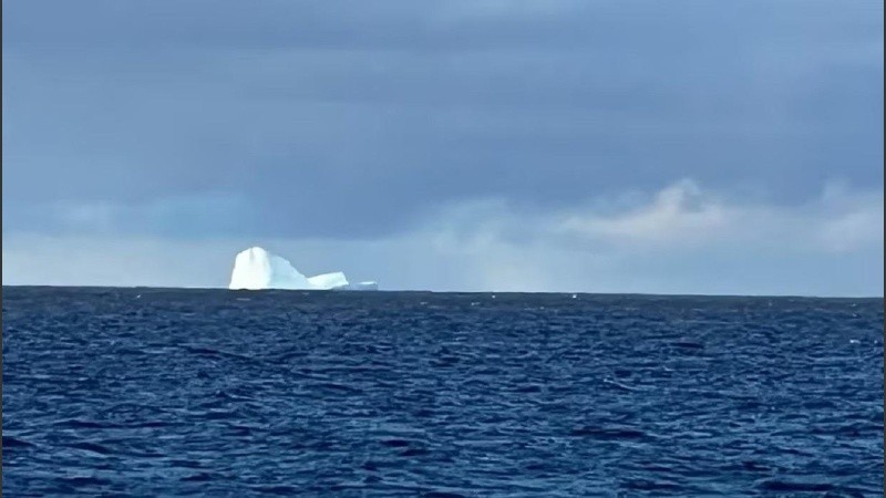 El capitán del buque Echizen Maru detectó por radar un iceberg a unos 300 kilómetros en línea recta de la ciudad de Ushuaia.