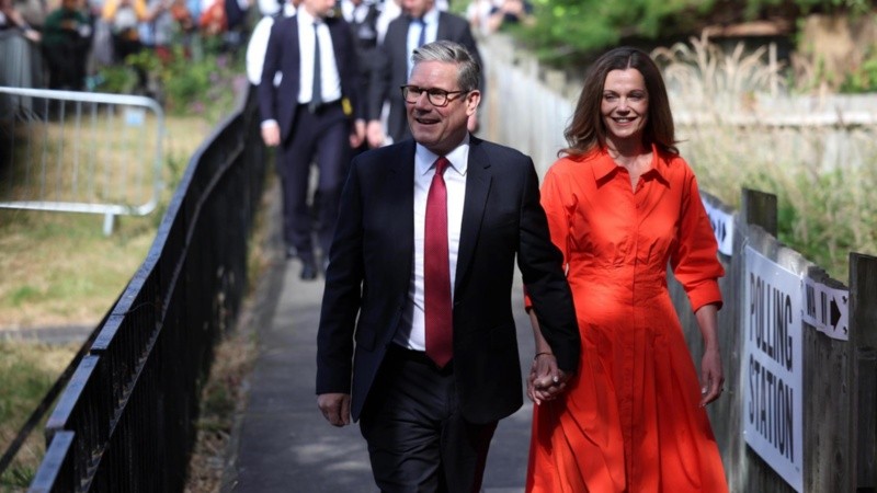 El líder laborista Keir Starmer y su esposa.