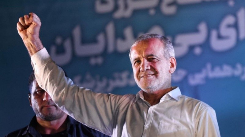 Pezeshkian derrotó a su rival conservador Saeed Jalili.