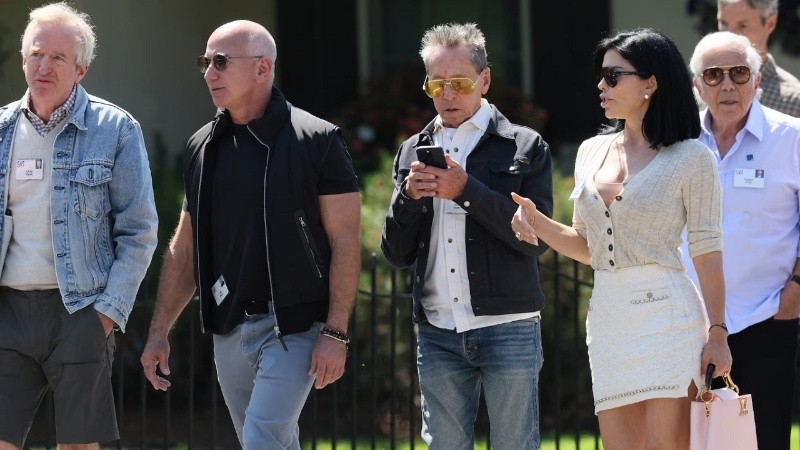 Chris Davis, Jeff Bezos, Brian Grazer y Lauren Sanchez en Sun Valley. (Reuters)