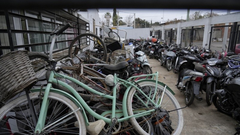 Filas de motos y bicicletas en el interior de la comisaría 32ª.