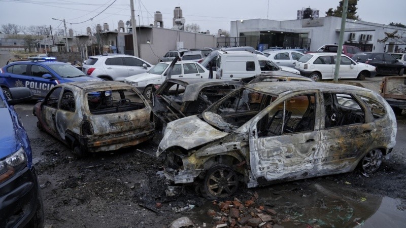 Tres autos fueron incendiados de manera intencional en la madrugada de este lunes.