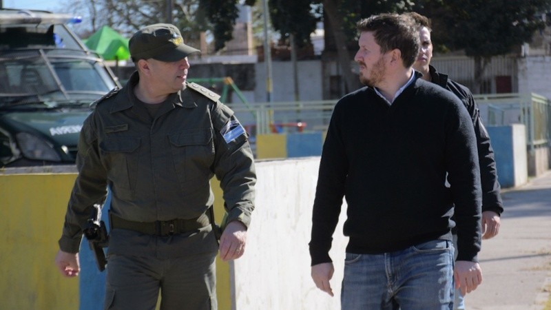 Federico Angelini (derecha) junto con Claudio Brilloni, jefe de Gendarmería Nacional.