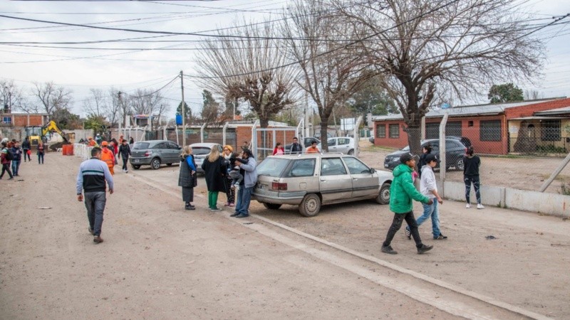 Sergio Fajardo recorrió Villa Banana junto al intendente Pablo Javkin y equipo.