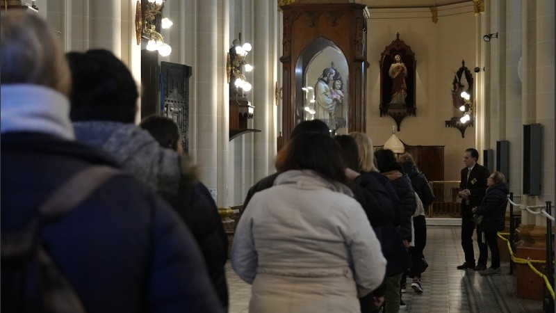 Desde bien temprano, los fieles se acercan al templo de San Cayetano.