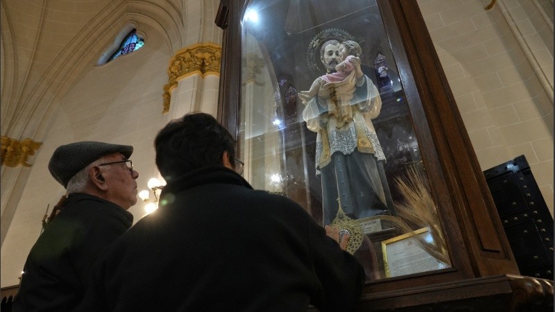 Desde bien temprano, los fieles se acercan al templo de San Cayetano.