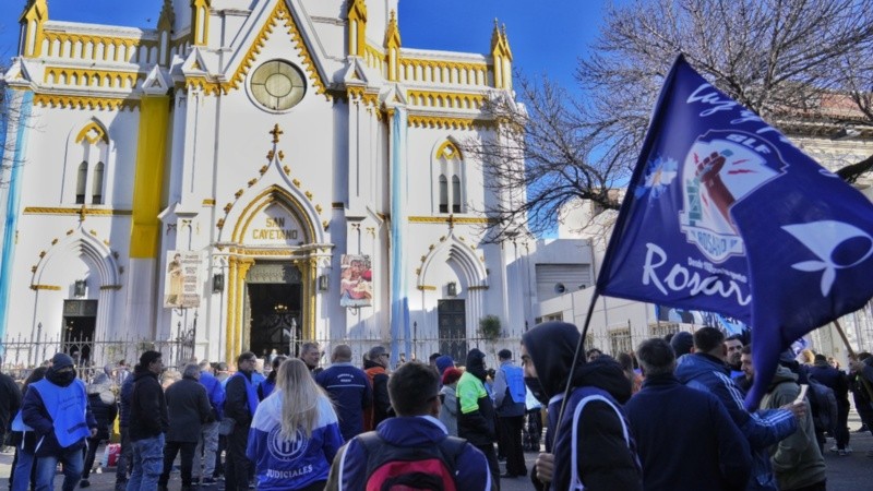 Gremios y organizaciones sindicales se sumaron a la misa y luego marchan al Monumento.