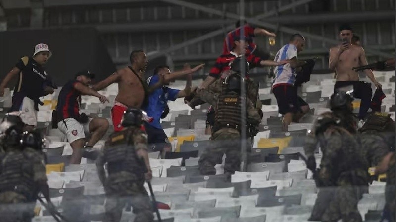 Los hinchas de San Lorenzo chocan contra la policía de Brasil.