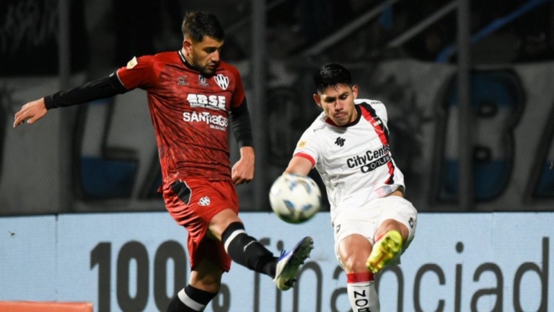 Salcedo despeja. El Rojinegro sumó otra frustración este año.