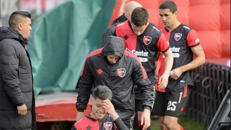 El plantel rojinegro se fue entre insultos y silbidos de los hinchas por el pobre presente.