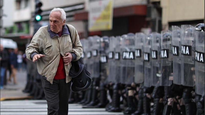 Incidentes entre la Policía y manifestantes en las afueras del Congreso.