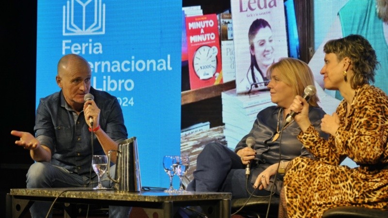 La presentación del libro sobre Leda en la feria rosarina.