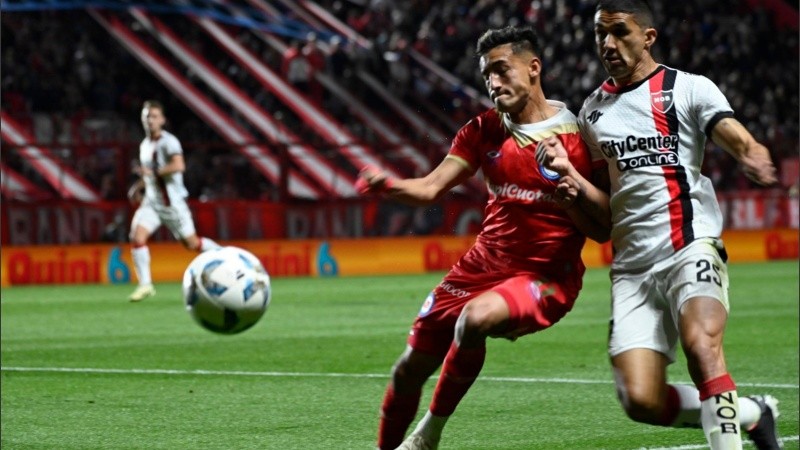 Velázquez perdió el duelo con Herrera en la jugada del 1-0 para Argentinos.