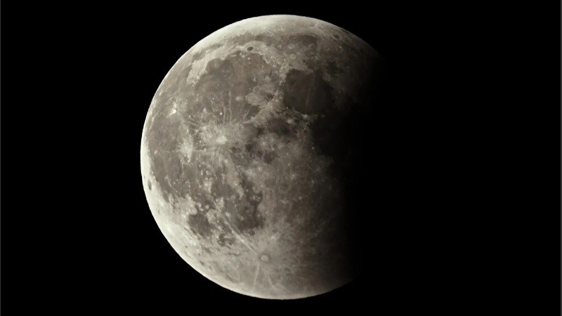 Mientras dure el fenómeno, la Luna puede tomar una tonalidad rojiza.