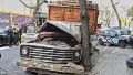 Camionero chocó contra un árbol, quedó atrapado y tuvo que ser rescatado por bomberos