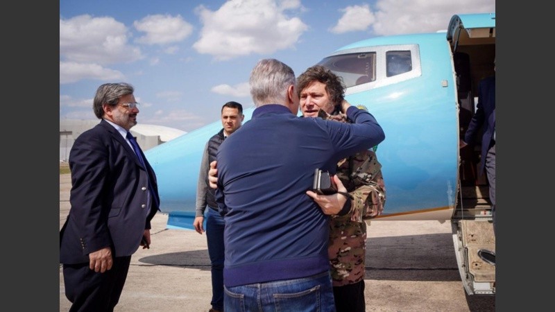 Milei en la llegada a Córdoba junto al gobernador.