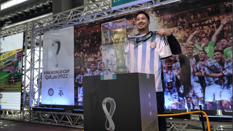 La hinchada ya se acerca a La Fluvial a sacarse su foto con la copa.