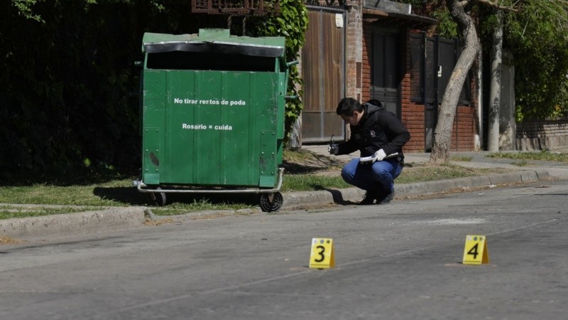 Personal de la PDI relevando la escena del ataque.