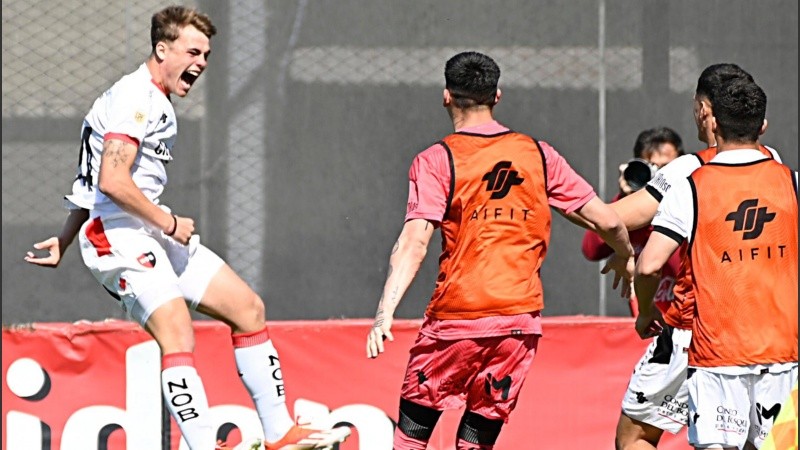 Silvetti (18 años) convirtió un doblete en el empate de Newell's ante Riestra.