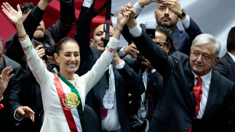 La nueva presidenta de México Claudia Sheinbaum junto al mandatario saliente Andrés Manuel López Obrador.