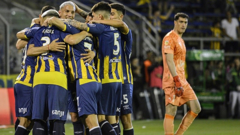 Central celebra la goleada en casa ante el puntero.