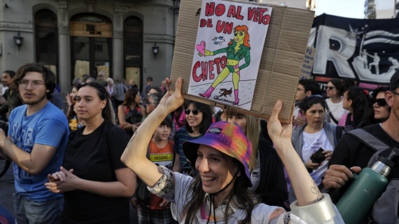 Los carteles más ingeniosos de la marcha universitaria de Rosario.