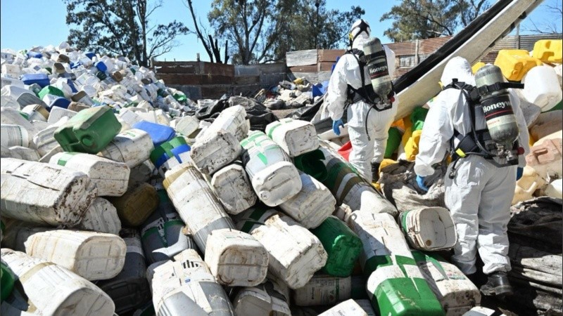 Durante el procedimiento, se constataron infracciones a las leyes de Medio Ambiente (11.717) y de Gestión Integral de Envases Vacíos de Fitosanitarios (27.279 y 13.842).