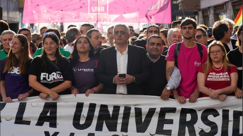 Masía marchó, al lado del rector Franco Bartolacci, el último miércoles en defensa de la educación pública y contra el veto del presidente de la Nación.