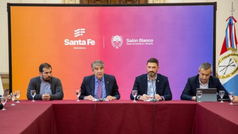 Los ministros de Santa Fe junto a Javkin, intendentes y otras autoridades nacionales.