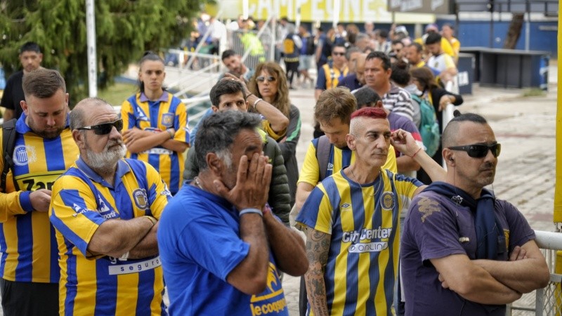 La tristeza de los hinchas en la fila para entrar al velorio del Negro Palma en el gigante se podía palpar