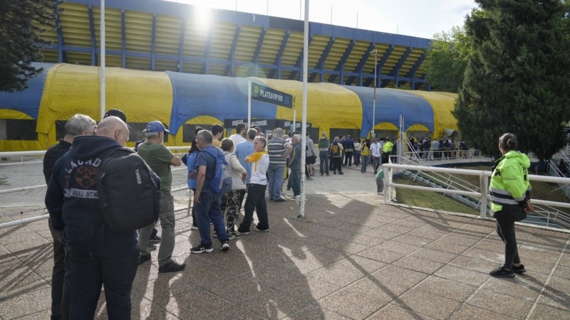 La tristeza de los hinchas en la fila para entrar al velorio del Negro Palma en el gigante se podía palpar