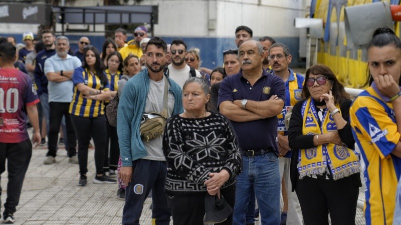 La tristeza de los hinchas en la fila para entrar al velorio del Negro Palma en el gigante se podía palpar